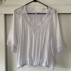 White three-quarter sleeve lightweight blouse. Excellent condition. size medium.